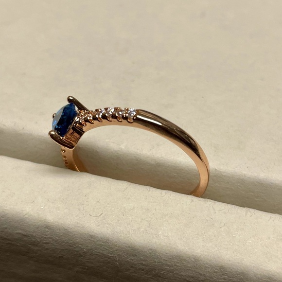 Minimalist blue Heart Rose Gold Ring - Picture 9 of 10